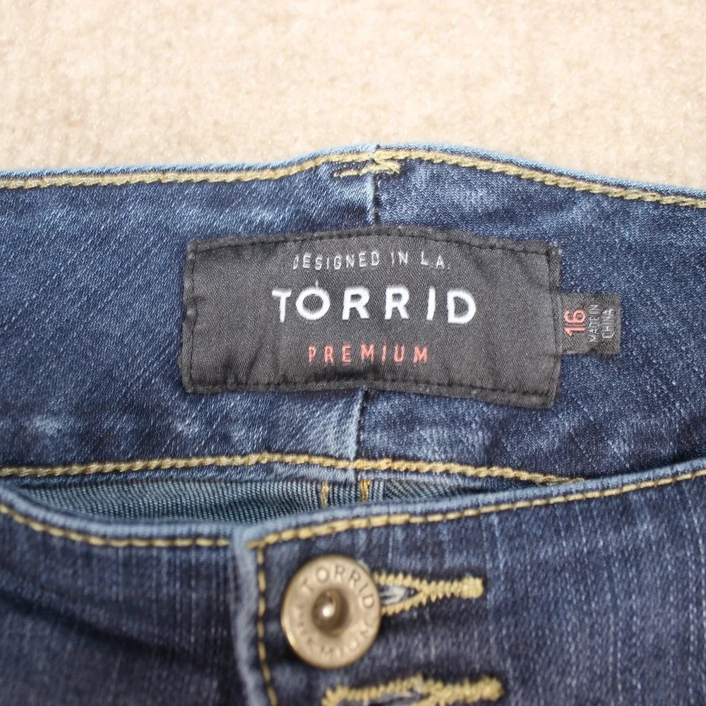 Torrid Premium Womens‎ Size 16 Medium Wash Distressed Bermuda Denim Shorts